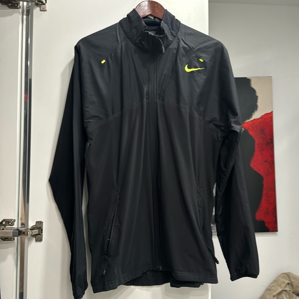 Men’s lightweight black jacket with bright yellow accents